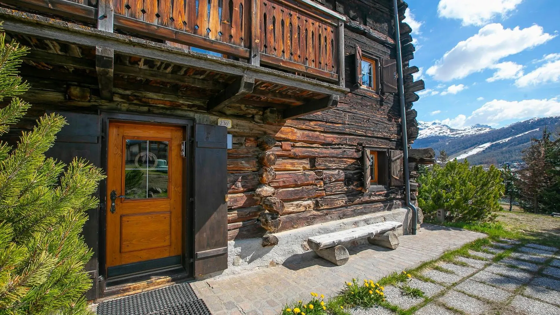 Chalet Lidia Ski In-Ski Out 50M - Happy Rentals Livigno Italy